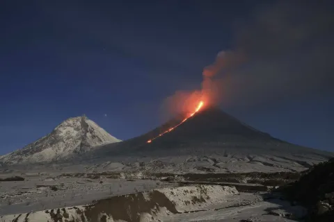 Vulcão na Rússia começa a entrar em erupção após grande terr