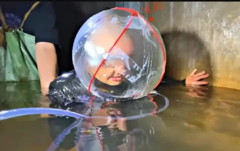 YouTubers mergulham com equipamento de mergulho caseiro sob unidade radioativa de Chernobyl