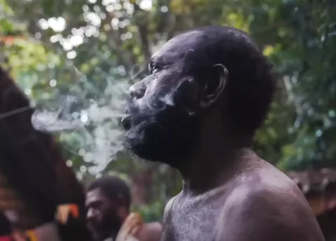 YouTubers são criticados após darem vapes a tribo indígena c